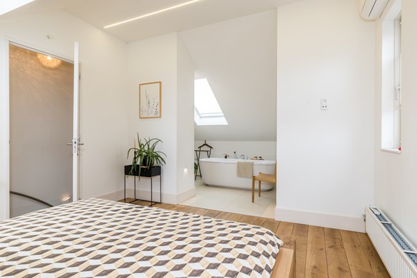 Foto - Verkocht onder voorbehoud: In een rustige en kindvriendelijke woonomgeving staat deze moderne instapklare geschakelde twee-onder-een-kapwoning (bouwjaar 2011) met voldoende woonoppervlakte, garage en tuin.
